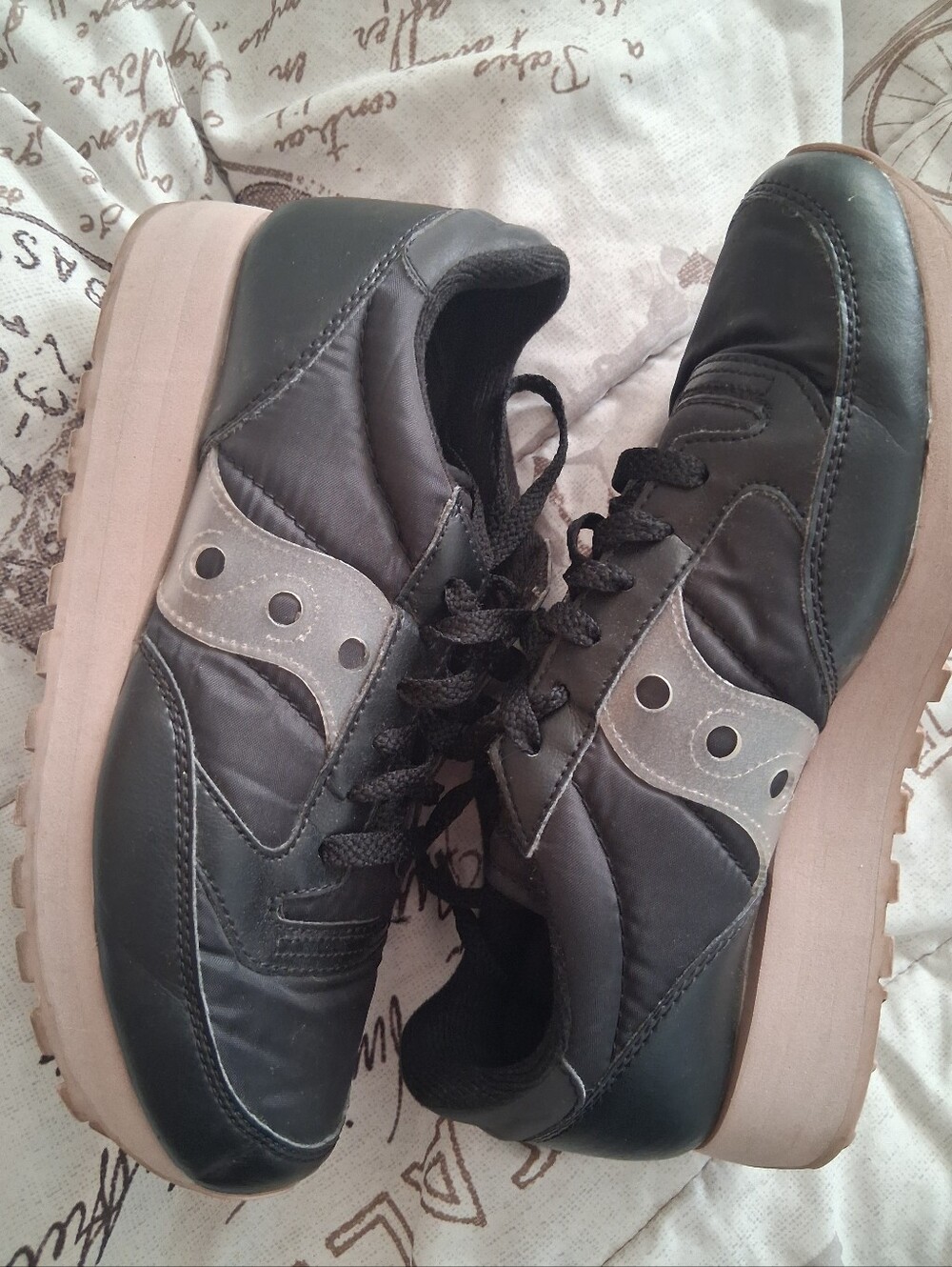 Saucony Men’s Black and Gray Platform Runner Sneakers (UNISEX)